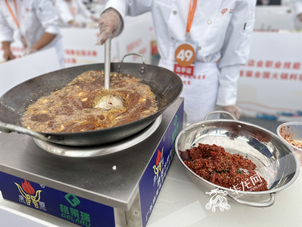 The contestant was cooking the base material of the hot pot.