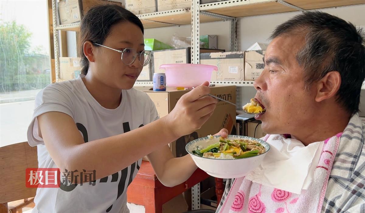“后爸也是爸！我愿意照顾他一辈子！”云南女孩扎根湖北保康，照顾瘫痪继父十年1