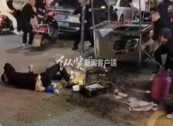 网传四川成都城管执法中与摊贩发生冲突致一名城管受伤，当地：视频不完整，会发布通报1