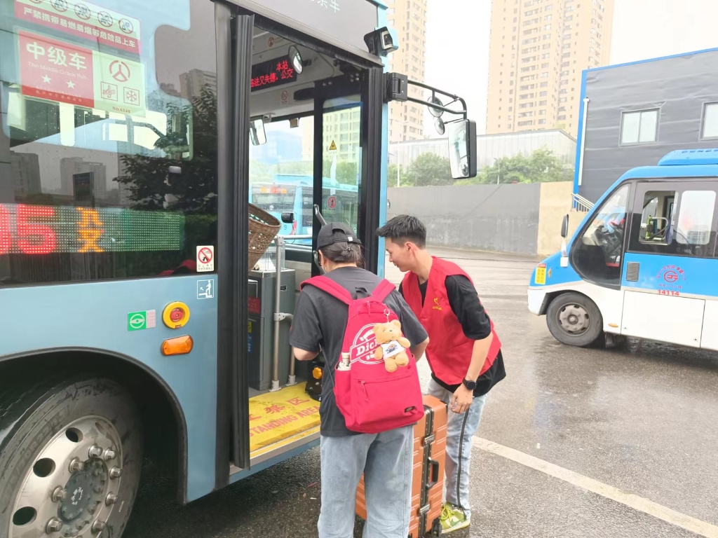 公交志愿者帮乘客搬行李上车。重庆南部公交供图