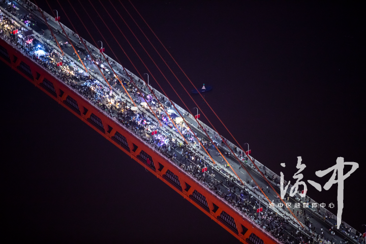 “宠粉大桥”千厮门大桥游人如织。