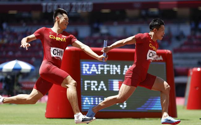 东京奥运会4x100米男子接力赛 谢震业与苏炳添接棒瞬间。 广汽传祺供图 华龙网发