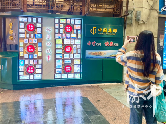 游客感受重庆邮政业的发展 品味重庆独特人文魅力。记者 李一 供图