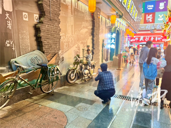 重庆督邮街吸引市民游客打卡 。记者 李一 供图