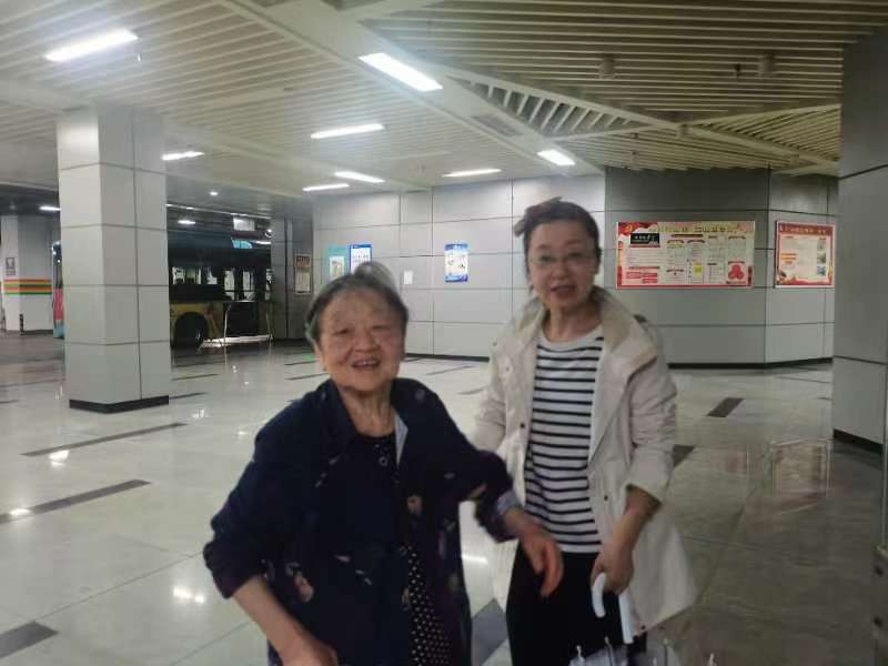 秦女士接到母亲连连感谢重庆公交人员。受访者供图