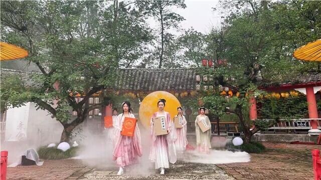 双桂素食体验中心，表演者在推介双桂素食产品。梁平区文化旅游委供图 华龙网发