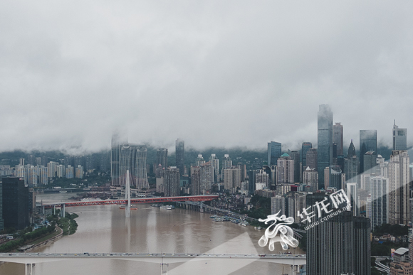 雨水断断续续，山城宛如仙境。华龙网 首席记者 李裕锟 摄