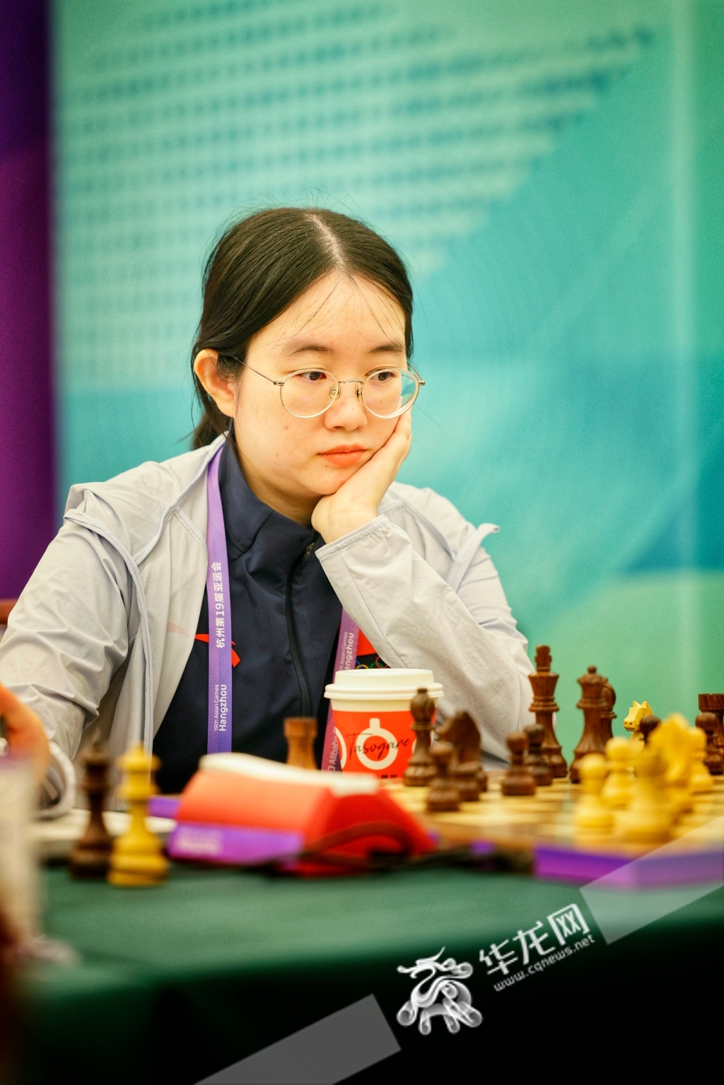 重庆棋手谭中怡在比赛中。