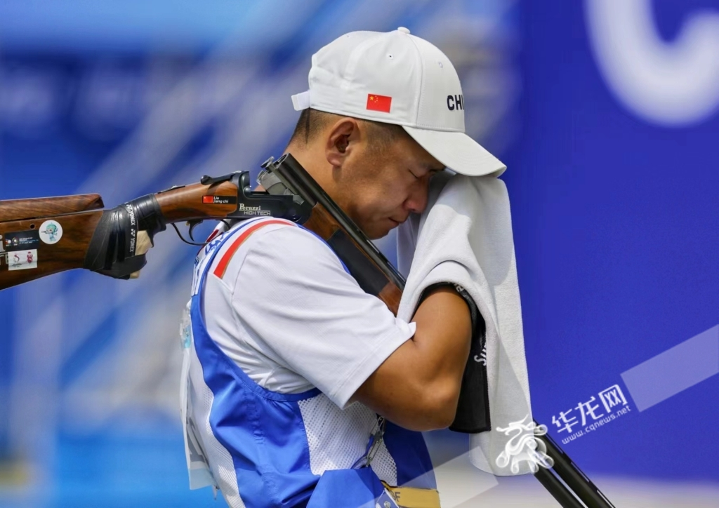 Liu Jiangchi wipes his sweat off with a towel to keep himself calm in the competition.