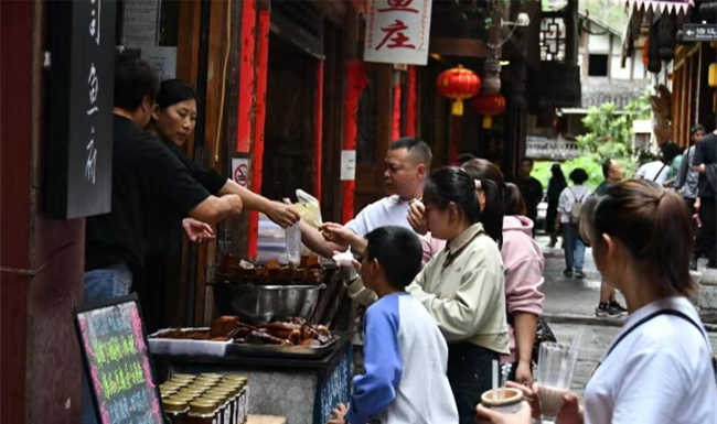游客享受特色美食。酉阳县融媒体中心供图