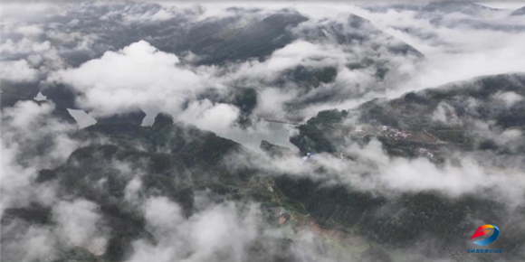 雨后的雾气缭绕山间。丰都县融媒体中心供图