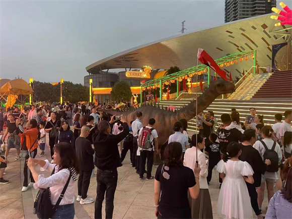 重庆国际马戏城吸引游客目光。南岸区文旅委供图 华龙网发
