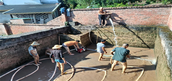 活龙社区居民一同清理水池。活龙社区供图 华龙网发