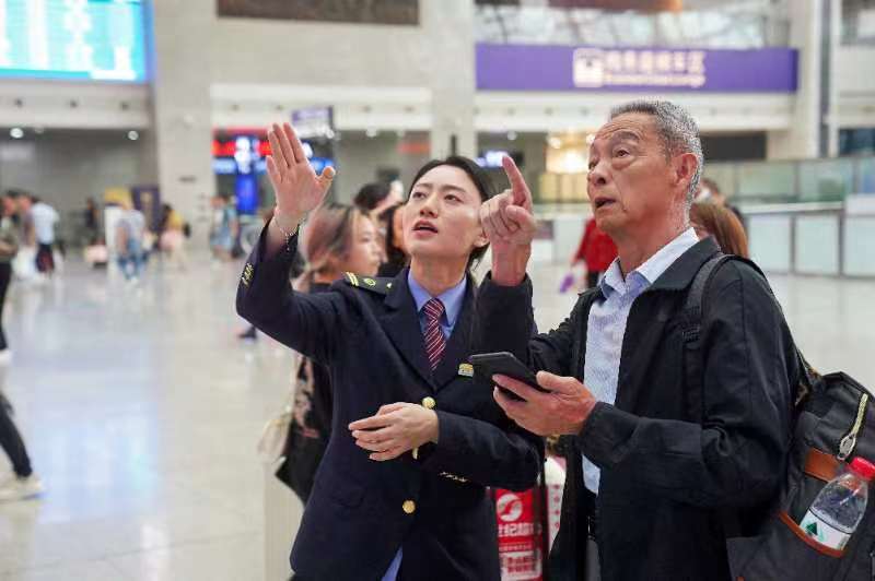 旅客向工作人员咨询问题。通讯员 汪亮 摄