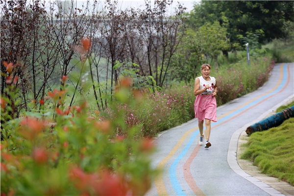 市民在黄家碛坝体育文化公园跑步。巴南区融媒体中心记者 李攀 摄