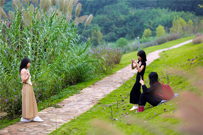 Residents are taking photos along the Huaxi River. (Photo provided by Banan Financial Media Center)