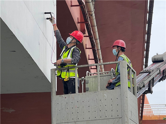 工作人员正在检测桥梁。潼南区委宣传部供图 华龙网发