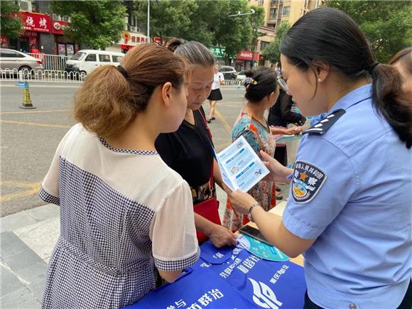 社区民警向辖区居民宣传反诈知识。复兴寺社区供图