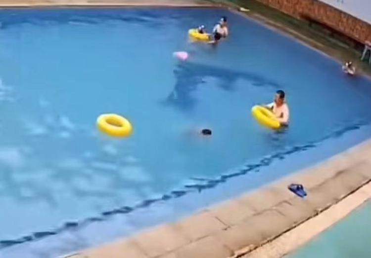 四川一男孩泳池溺水沉底7分钟无人施救 泳池老板：报警后已停业