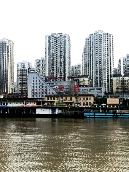 10月9日，长江忠县段水位已达到173。通讯员 赵军 摄