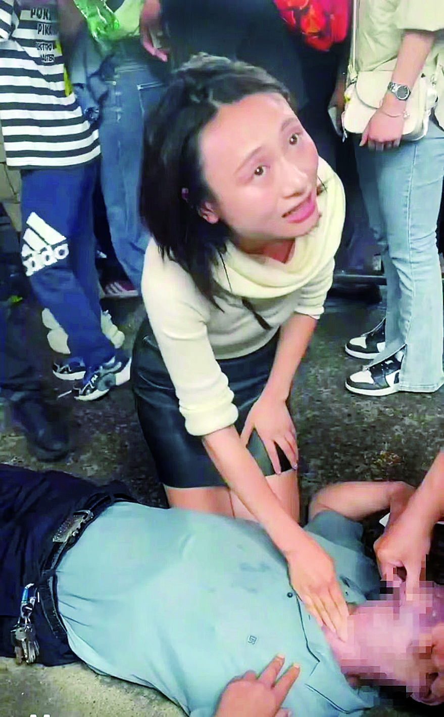 有一种温暖 叫川渝一家亲</p><p>在渝跪地救游客的成都姑娘找到了，参与的有重庆两名医生，还有……1