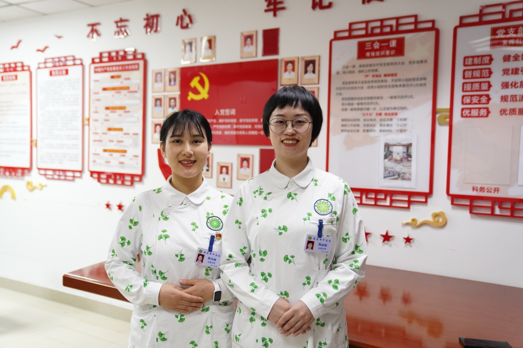 重庆市中医院护士陈丛琳（左）、熊丽媛（右）。通讯员 罗行 摄