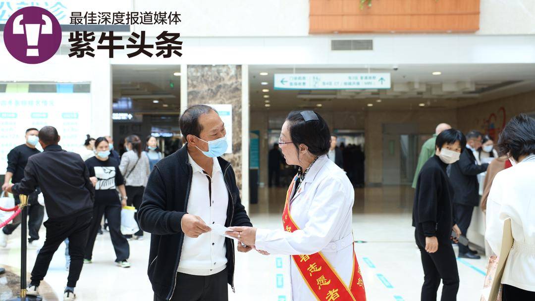 七旬老母在医院门诊楼女儿雕像前泪别：“陪”你8年，妈今天第二次退休了3
