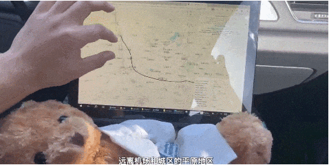 “小熊高空出差”和地球合影，这个大学生是认真的