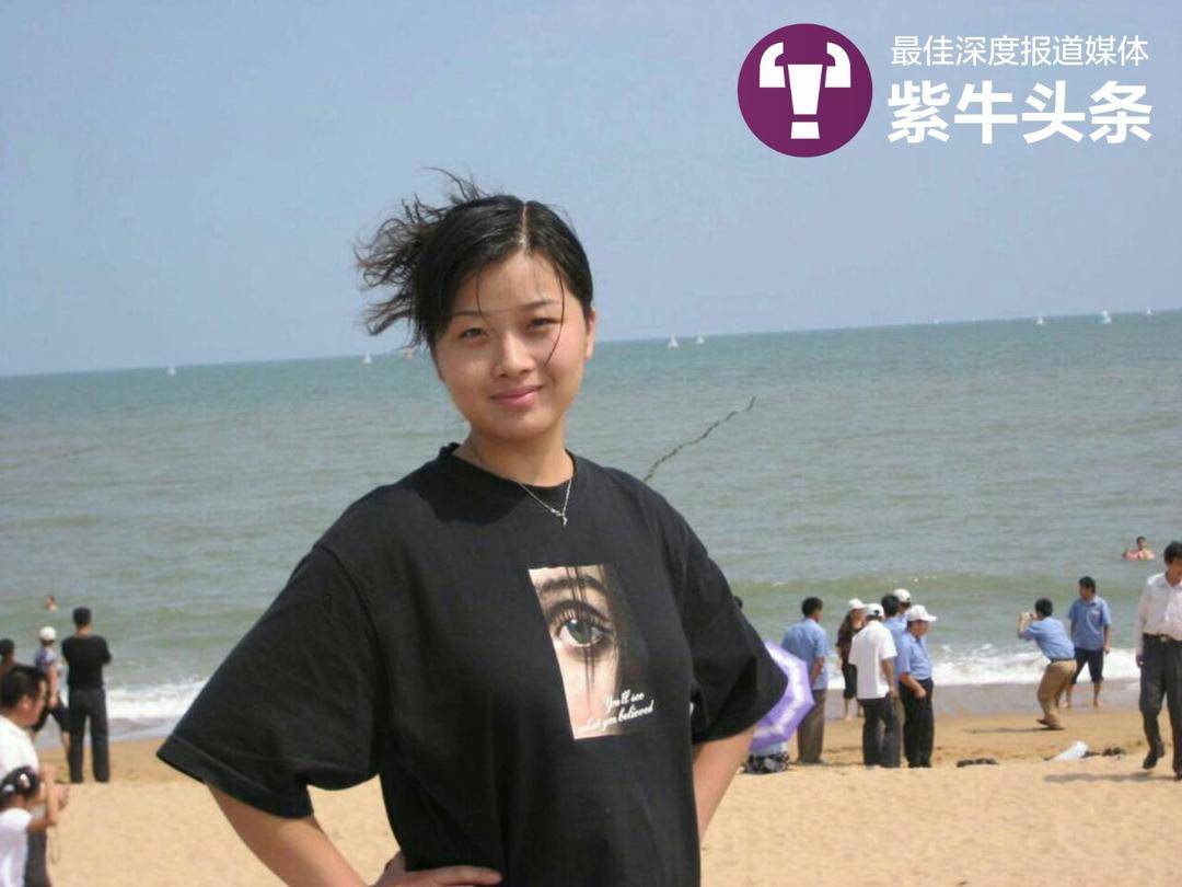 七旬老母在医院门诊楼女儿雕像前泪别：“陪”你8年，妈今天第二次退休了2