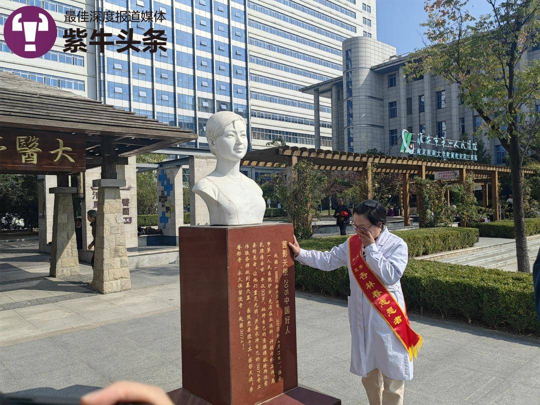 七旬老母在医院门诊楼女儿雕像前泪别：“陪”你8年，妈今天第二次退休了1