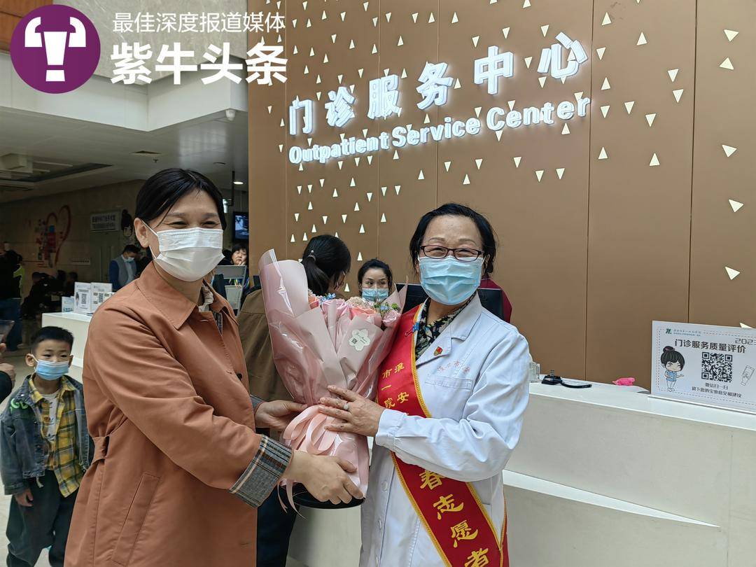 七旬老母在医院门诊楼女儿雕像前泪别：“陪”你8年，妈今天第二次退休了4