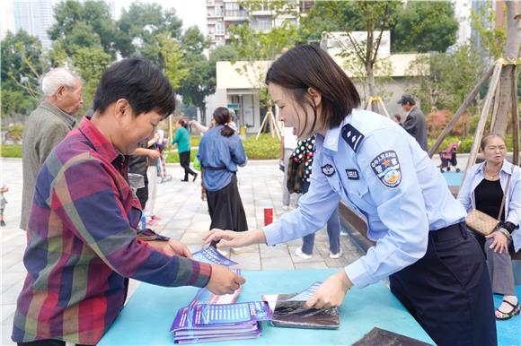 社区民警结合近期常见的电信诈骗形式，与居民进行面对面交流。通讯员 陈天红 摄