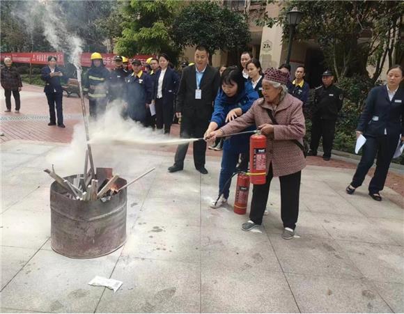 居民在应急员指导下现场灭火。通讯员 瞿娇 摄