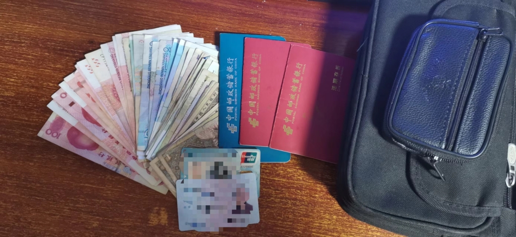 包里装有上千元现金，以及身份证、社保卡等证件。重庆南部公交供图