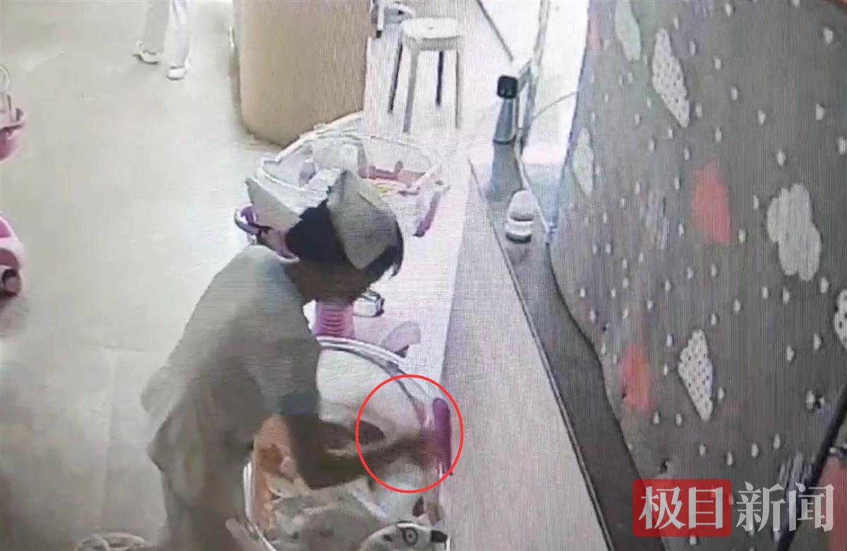 满月男婴被护工拍打后医院诊断脑损伤，月子会所：护工被警方行政处罚并已停职1