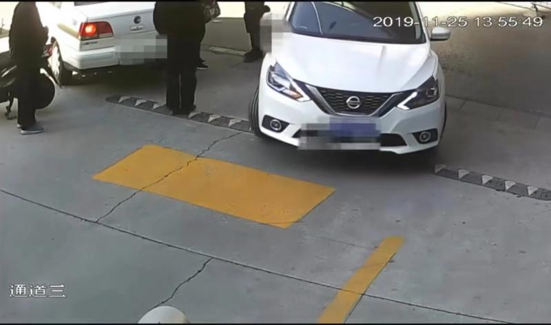 “男子碾死躺道闸杆下老人”案二审维持原判 法院：意外事件 不构成犯罪2