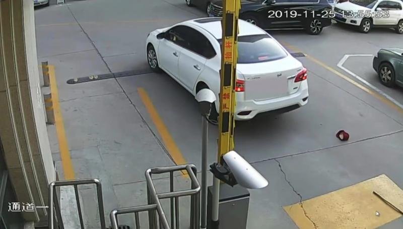 “男子碾死躺道闸杆下老人”案二审维持原判 法院：意外事件 不构成犯罪1