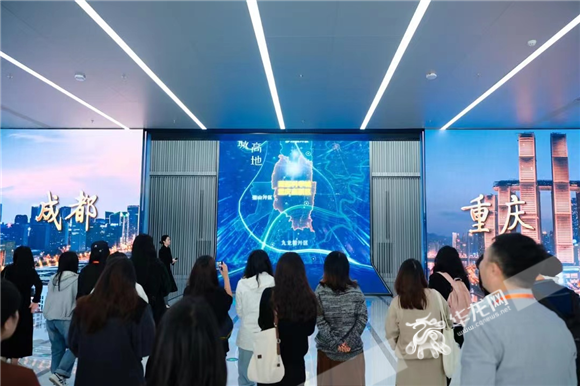 采访团了解西部（重庆）科学城在推动成渝地区双城经济圈中发挥的作用。华龙网记者 李佳妮 摄