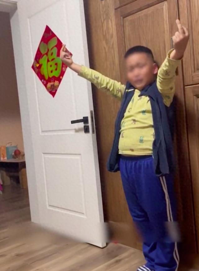 男孩因竖中指被爸爸罚竖1小时 网友：强烈支持