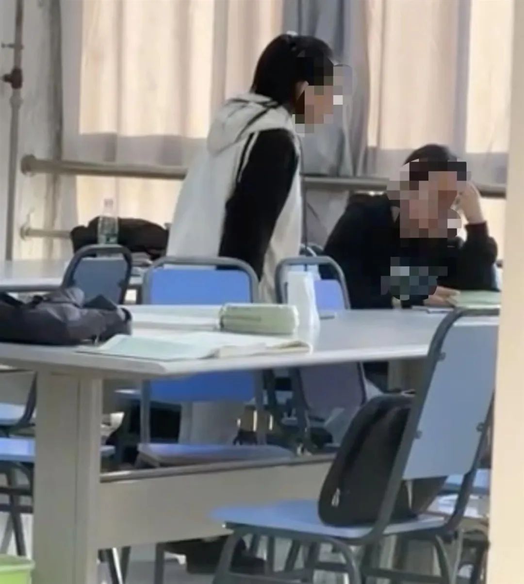 学生在图书馆一人占16个座还骂人？校方回应来了！1