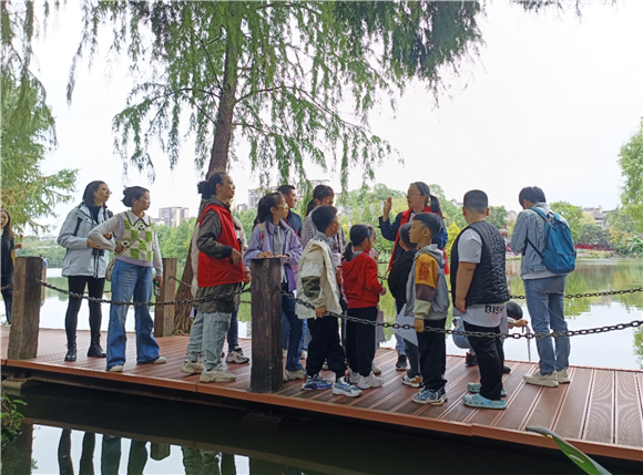 志愿者讲解员为孩子们讲解湿地植物的特征。 实习生 邓晨曦 摄