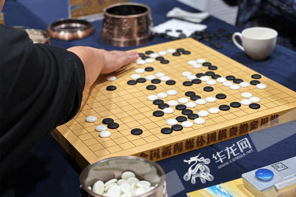 比赛采用中国围棋协会审定的最新围棋竞赛规则，共设6轮。华龙网 张颖绿荞 摄