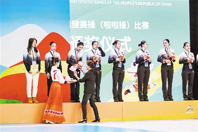 学青会中学组啦啦操比赛 重庆“小花”夺冠
