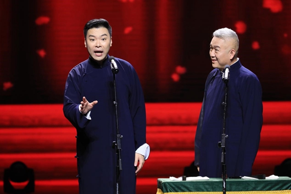 宋好（左）与王海波表演相声《名著与方言》