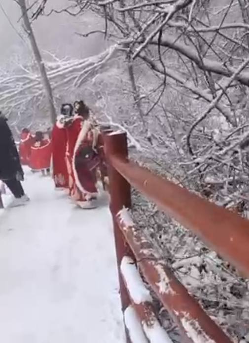 河南老君山步道结冰致多名游客摔跤？景区：已及时清理，无人受伤2