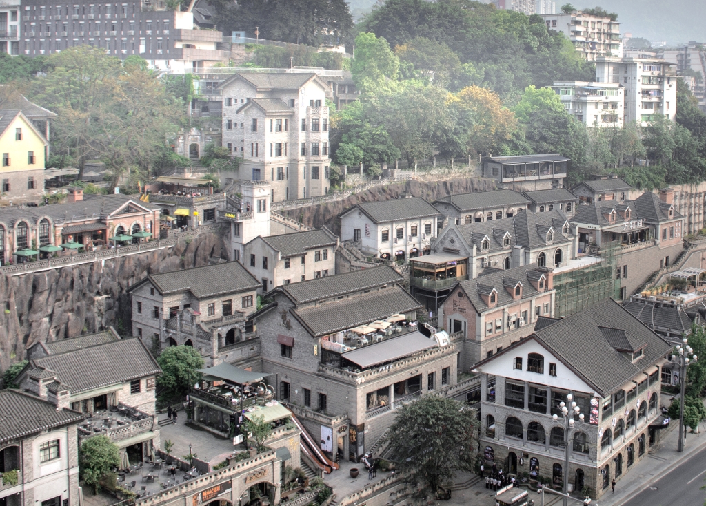 中国西南重庆南岸区龙门浩老街的吊脚楼民居建筑风格