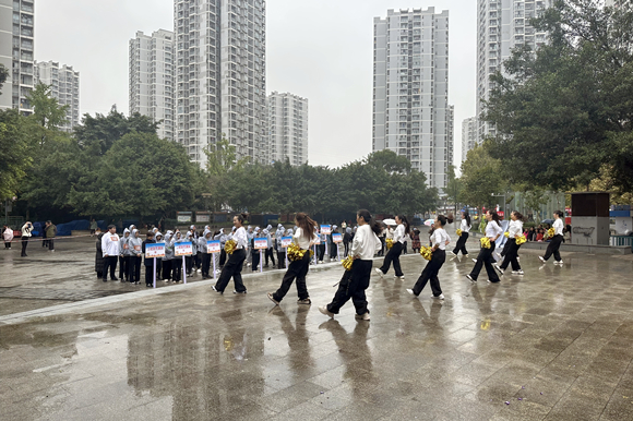11月13日，重庆两江新区金山街道民心佳园社区第七届全民健身运动会首场活动举行。民心佳园社区供图 华龙网发