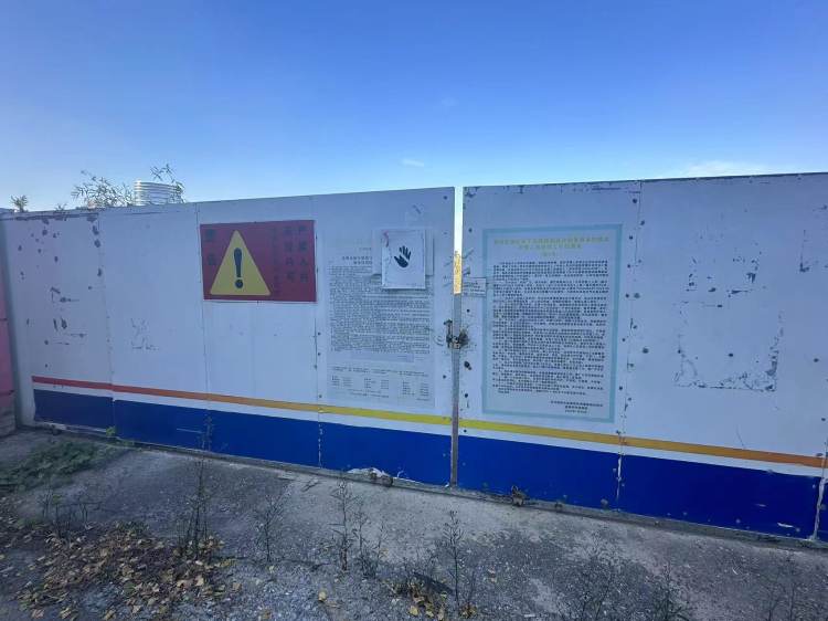 直击苏州“毒地”｜污染警示牌随处可见，大片土地杂草丛生4