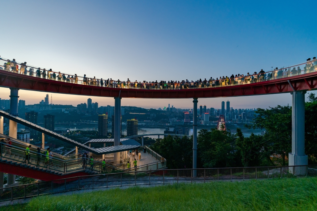 2022年7月7日，游客在重庆市南岸区苏家坝步道观景平台欣赏山城夜景。
