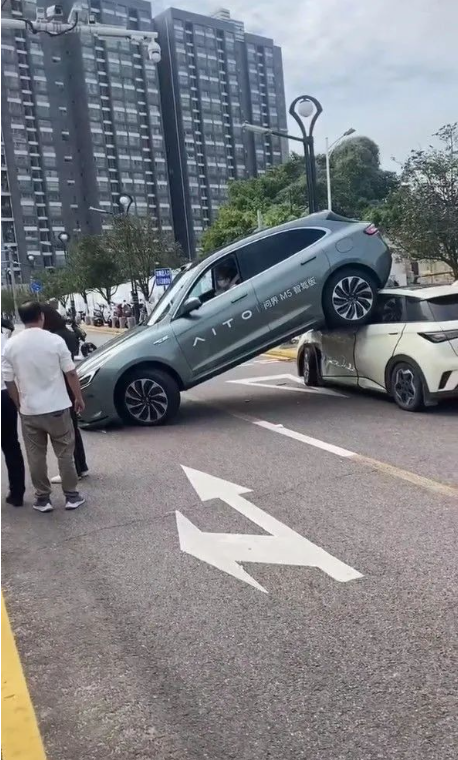 AEB失效？余承东回应“问界M5试驾车事故”，AITO汽车发布声明……2